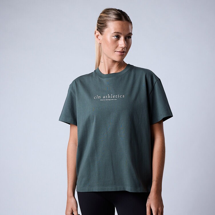CLN Athletics Oversized t-shirt Grön Dam Core relaxed t-shirt print Wmn Moss green